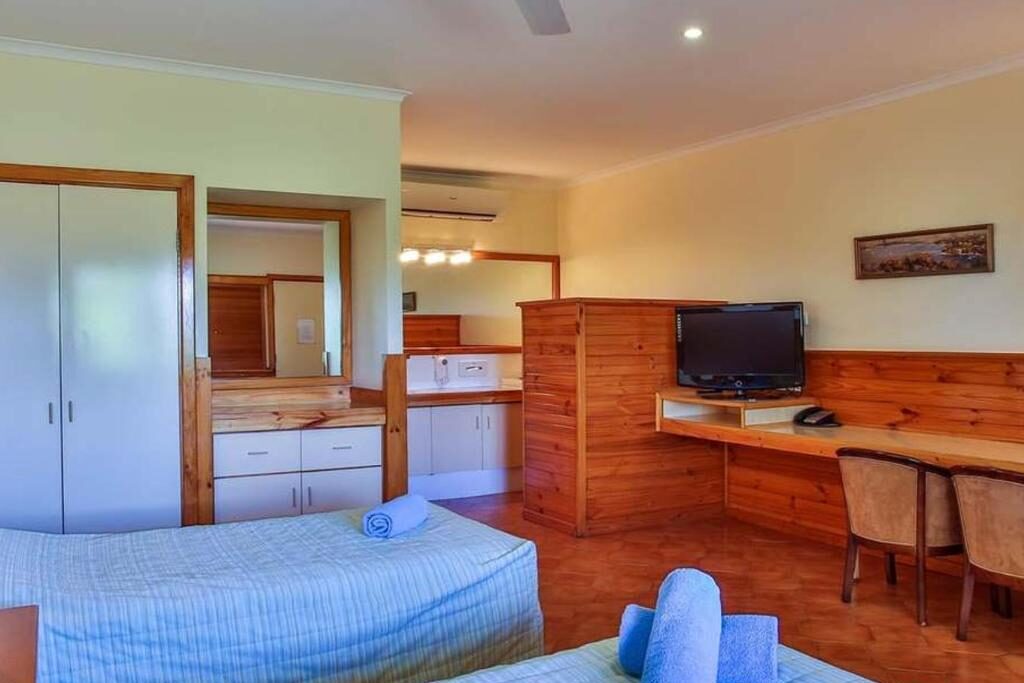 halls creek, accommodation, kimberley hotel