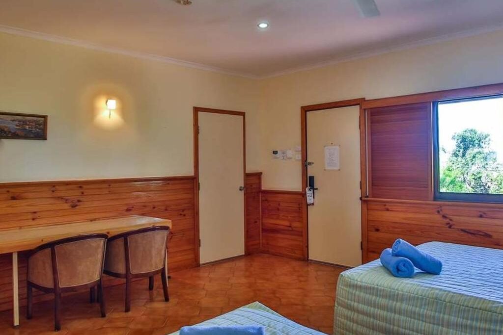 halls creek accommodation, deluxe room